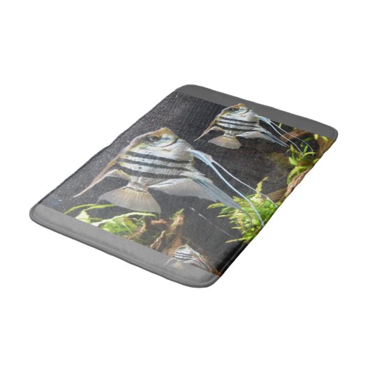 Tropisch gestreifter Fisch Bathmat Badematte (Schrägansicht)