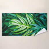 Tropisch grüne Blätter auf dunklem Hintergrund, Na Badehandtuch (Badehandtuch)