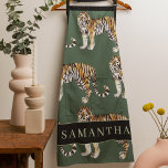 Tropisch grünes Aquarellmuster mit Namen Schürze<br><div class="desc">"Genießen Sie die wilde Eleganz der Natur mit unserem tropischen grünen Tigermuster. Jedes Element dieses faszinierenden Designs verkörpert den lebendigen Geist des Dschungels und verbindet üppige Vegetation mit der majestätischen Präsenz von Tigern. Egal, ob Sie Ihr Alltagsessentiment verzieren oder Ihre Wohngestaltung verbessern möchten, unsere Kollektion bietet eine harmonische Verbindung von...</div>
