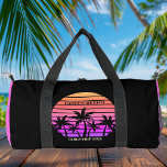 Tropisch Pink Black Palm Trees Custom Beach Trip Duffle Bag<br><div class="desc">Coole Tasche aus rosa und schwarzen Palmen für Mädchen,  die auf eine tropische Insel reisen. Die Palmen vor einem hübsch rosa Sonnenuntergang am Strand sind wunderschön. Perfekte Tasche für Ihre Kreuzfahrt oder Sommerreise zum Meer.</div>