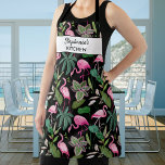 Tropisch rosa Flamingo Bird, Name hinzufügen, benu Schürze<br><div class="desc">Eine lustige tropische Schürze mit einem Muster von rosa Flamingos, tropischen Palmen-Blätter und zwei Zeilen Text nach Maß, fügen Sie einen Namen, Geschäftsname oder löschen Sie den Text und Rechteck und haben nur das Muster. Perfekt zum Kochen und Backen in der Küche, Gartenarbeit, Kunsthandwerk - macht einen wunderbaren Geburtstag, Muttertag,...</div>
