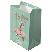Tropisch rosa Flamingo mit Weihnachtsmannmützen We Mittlere Geschenktüte (Vorderseite Schrägansicht)