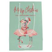 Tropisch rosa Flamingo mit Weihnachtsmannmützen We Mittlere Geschenktüte (Rückseite)