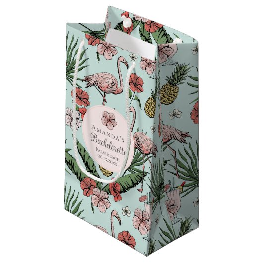 Tropisch rosa Flamingo und Hibiskus Bachelorette Kleine Geschenktüte (Vorderseite Schrägansicht)