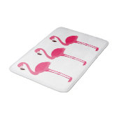 Tropisch rosa Flamingos auf Weiß Badematte (Schrägansicht)