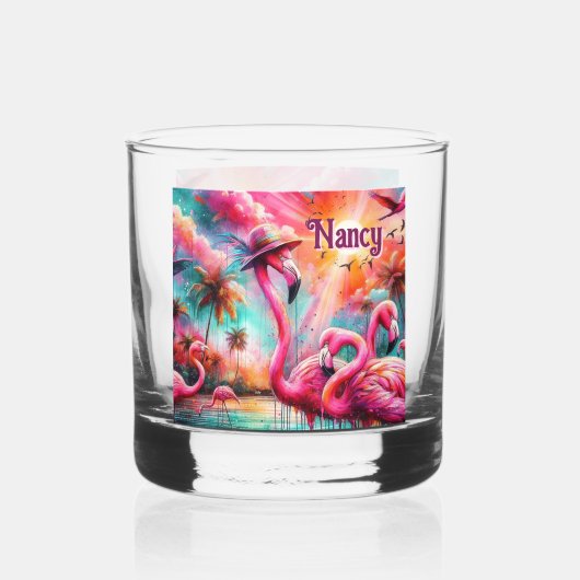 Tropisch rosa Flamingos Palmen Bäume Personalisier Whiskyglas (Vorderseite)