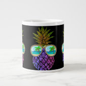 Tropisch rosa lila Ananas Jumbo-Tasse (Vorderseite)