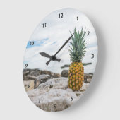 Tropische Ananas am Strand Große Wanduhr (Winkel)