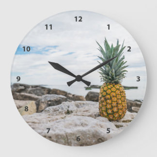 Tropische Ananas am Strand Große Wanduhr