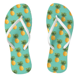 Tropische Ananas auf aquamarinem Badesandalen