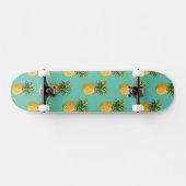 Tropische Ananas auf aquamarinem Skateboard (Horizontal)