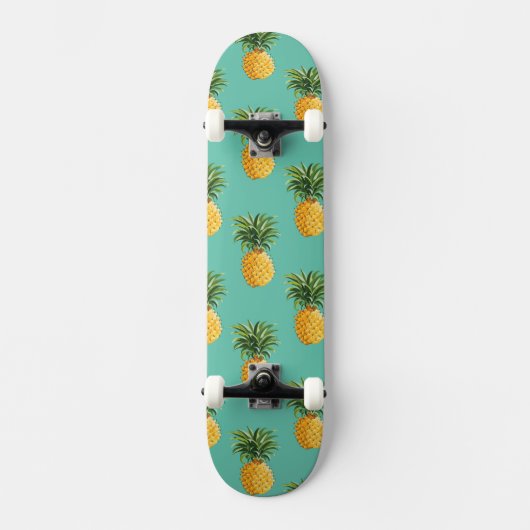 Tropische Ananas auf aquamarinem Skateboard (Vorderseite)