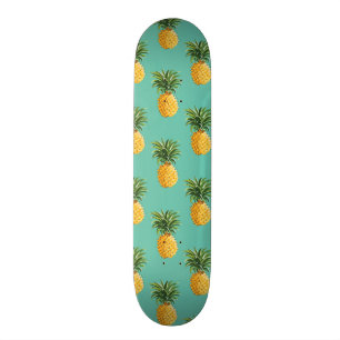 Tropische Ananas auf aquamarinem Skateboard