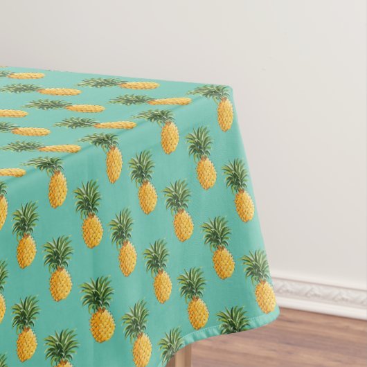 Tropische Ananas auf aquamarinem Tischdecke (Beispiel)