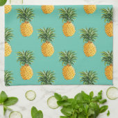 Tropische Ananas auf Aquamarinen Handtuch (Gefaltet)