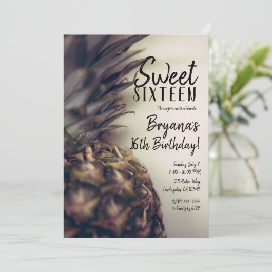 Tropische Ananas Elegant Beach Sweet 16 Party Einladung (Stehend Vorderseite)