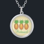 Tropische Ananas-Hochzeitsnadel Versilberte Kette<br><div class="desc">Necklace zeigt eine originelle Marker-Illustration einer Reihe von Ananas,  und BRIDESMAID in einem lustigen Schriftart. Ein perfektes Geschenk für Ihre Brautjungfrauen!</div>