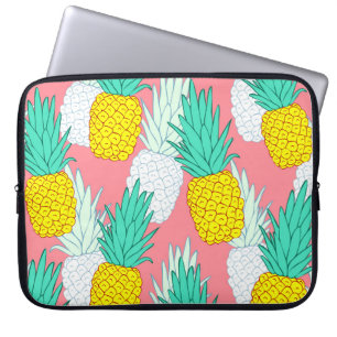 Tropische Ananas: Roter Cartoon Chic. Laptopschutzhülle