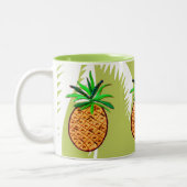 Tropische Ananas- und Palmfronten Zweifarbige Tasse (Links)