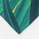 Tropische Blätter aus Palmen Fleecedecke (Ecke)