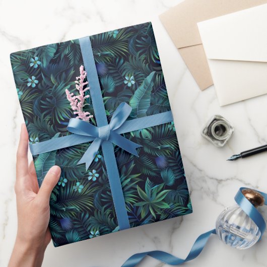 Tropische Blätter Blaue Blumen Geschenkpapier (Schenken)