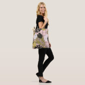 Tropische Blätter, Blume, handgemalte Muster. Tasche (Am Model)