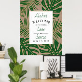 Tropische Blätter grün, goldenes Begrüßungszeichen Poster (Heimbüro)