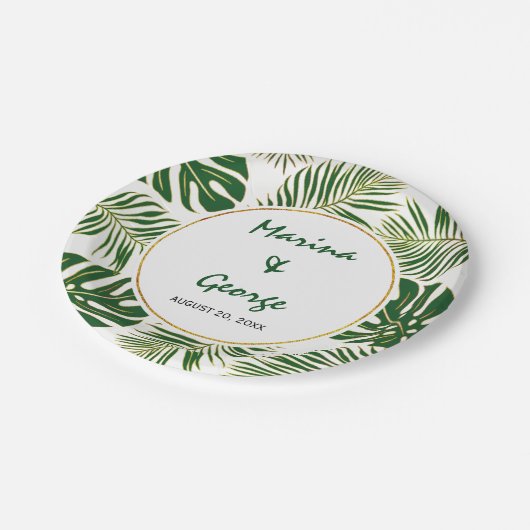 Tropische Blätter Hochzeit in grünem Gold Pappteller (Schrägansicht)