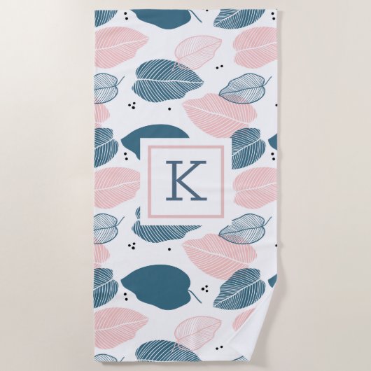 Tropische Blätter in Rosa, Blau und Weiß Strandtuch (Vorderseite)