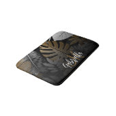 Tropische Blätter in Schwarz und Golden Badematte (Schrägansicht)