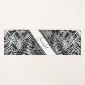 Tropische Blätter in Schwarz/Weiß mit Namen und Gl Yogamatte (Vorderseite (Horizontal))