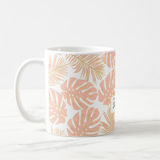 tropische Blätter mit Pfirsich und Goldgehalt und  Kaffeetasse (Links)