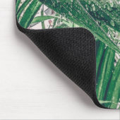 Tropische Blätter mit Regentropfen Mousepad (Ecke)