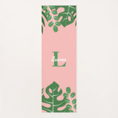 Tropische Blätter Trendy Monogram Yogamatte (Vorderseite)