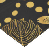 tropische Blätter und Blume in Gold auf schwarz Tischdecke (Schrägansicht)