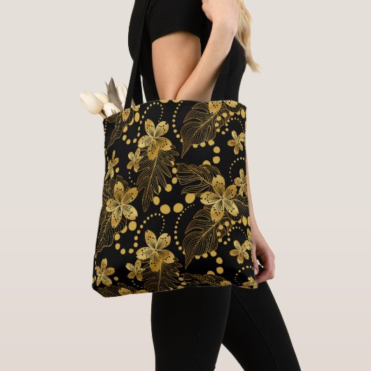 Tropische Blätter und Blume in Schwarz und Gold Tasche (Von Nahem)