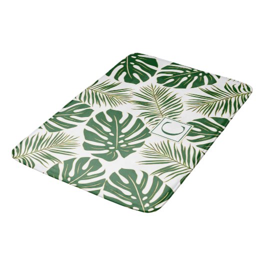 Tropische Blätter und Monogramm, grün und gold Badematte (Schrägansicht)