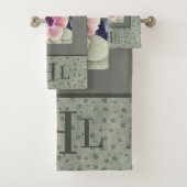 Tropische Blume in Sage Green & Leopard Print Badhandtuch Set (Insitu)