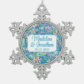 Tropische Blume und Hochzeitsfeiern am grünen Stra Schneeflocken Zinn-Ornament (Vorderseite)