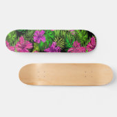Tropische Blume und Pflanze in Schwarz Skateboard (Horizontal)