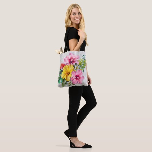 Tropische Blumen Graues Holz Personalisierte AOP Tasche (Am Model)