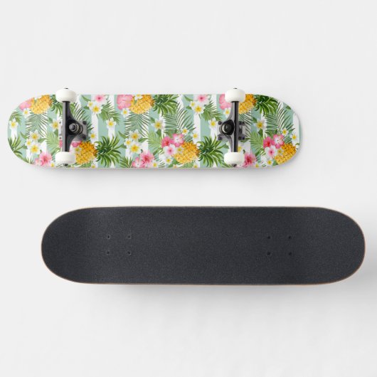 Tropische Blumen u. Ananas auf aquamarinen Skateboard (Horizontal)