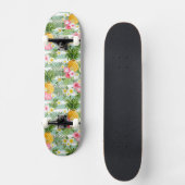 Tropische Blumen u. Ananas auf aquamarinen Skateboard (Vorderseite)