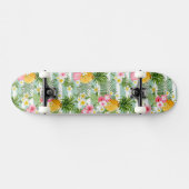 Tropische Blumen u. Ananas auf aquamarinen Skateboard (Horizontal)