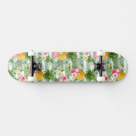 Tropische Blumen u. Ananas auf aquamarinen Skateboard (Horizontal)