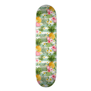 Tropische Blumen u. Ananas auf aquamarinen Skateboard