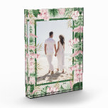 Tropische Blumengrenze Fotoblock<br><div class="desc">Dieses charmante Foto-Häuserblock besticht durch sein beliebtes Foto mit tropischen Aquarellfarben und Grünpflanzen auf JEDEM FARBHINTERGRUND und JEDES FARBBILD rund um Ihr Foto passt zu Ihrem Bild. Ändern Sie das Datum auf das aktuelle Jahr oder Sie können es löschen oder weitere Informationen hinzufügen. Gut als Geschenk oder um Ihr Lieblings-Foto...</div>