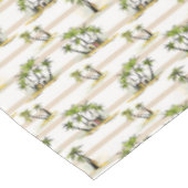 Tropische Bretterbude und Palmen Tischdecke (Schrägansicht)