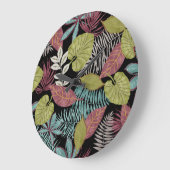 Tropische dunkle Blätter: Textilmuster-Design Große Wanduhr (Winkel)