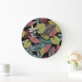 Tropische dunkle Blätter: Textilmuster-Design Große Wanduhr (Zuhause)